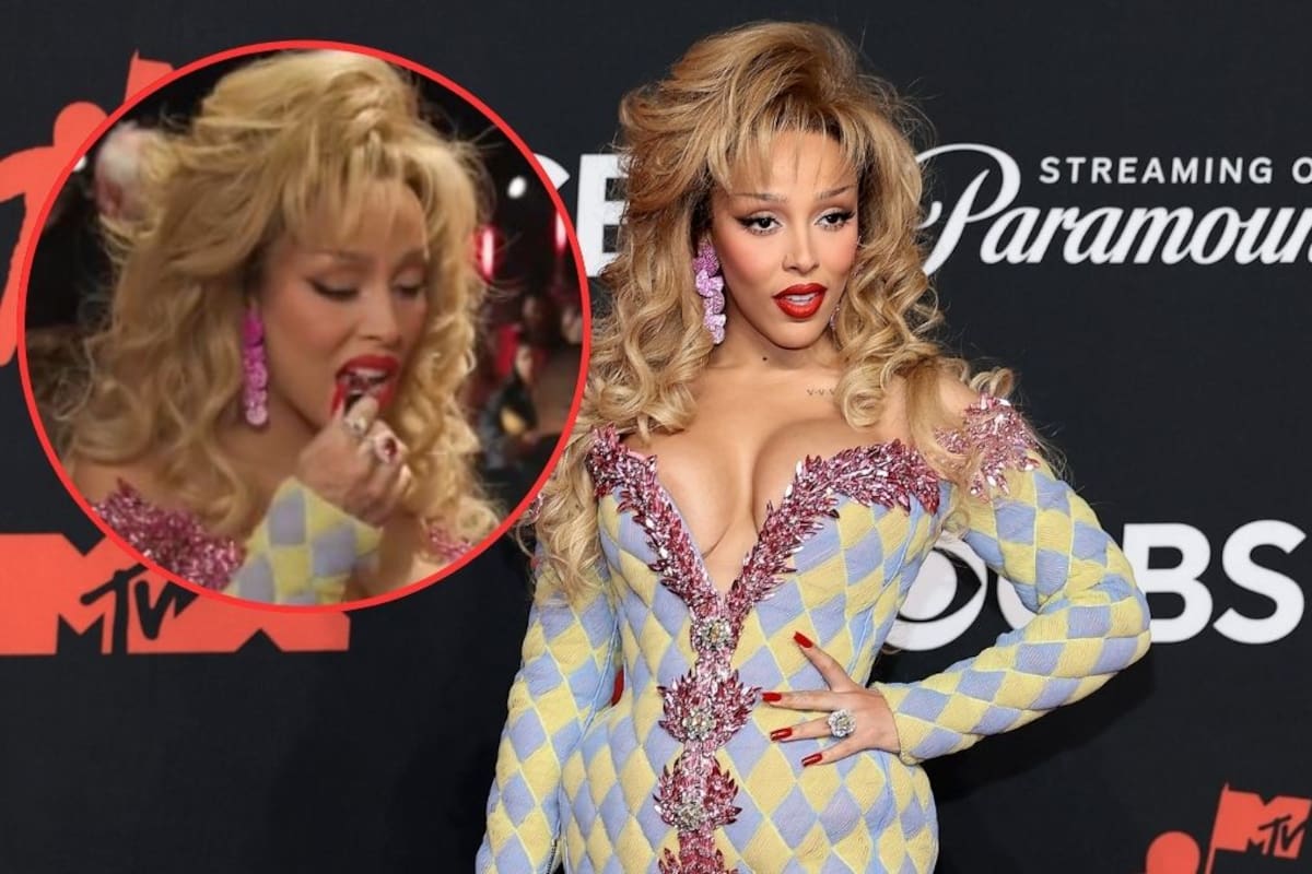 VIDEO: Doja Cat sorprende en los MTV VMAs 2025 al comerse su labial en la alfombra roja