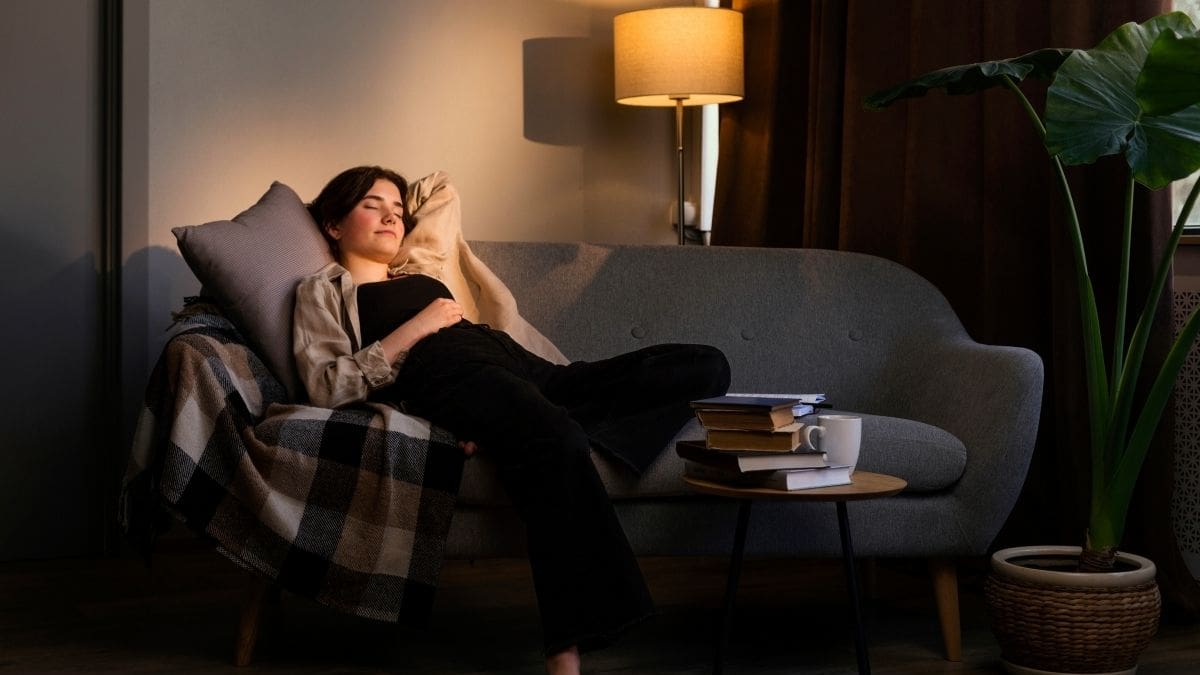 Quedarse en casa el fin de semana ayuda a recargar energía y la psicología desmiente prejuicios sobre la falta de sociabilidad al explicar que no salir el sábado es un descanso emocional que protege la salud mental