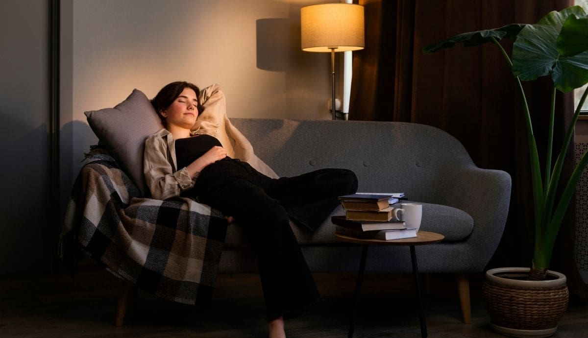 La psicología señala que no salir los fines de semana y disfrutar de la soledad elegida es una decisión saludable que ayuda a reducir el estrés y recuperar energía mental. | Magnific