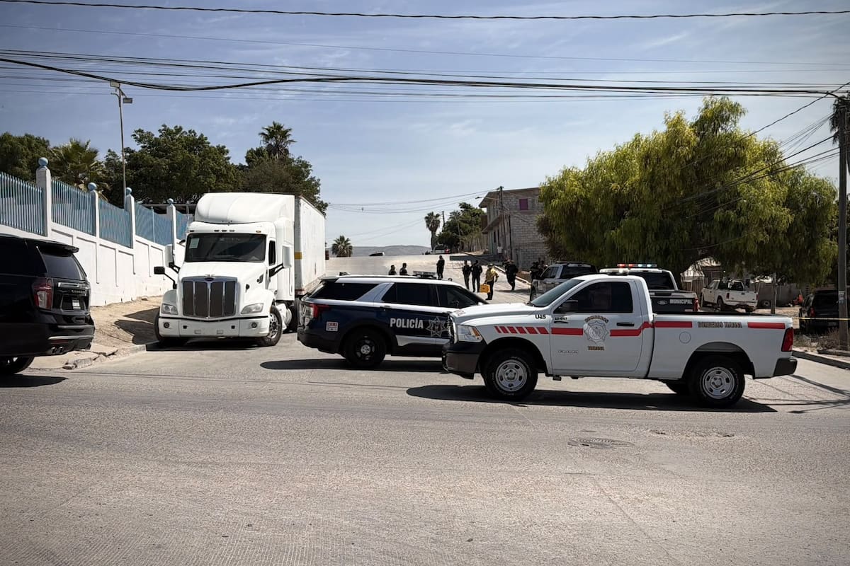 Inspeccionan tráiler con cisterna por presunto combustible ilegal en Tijuana