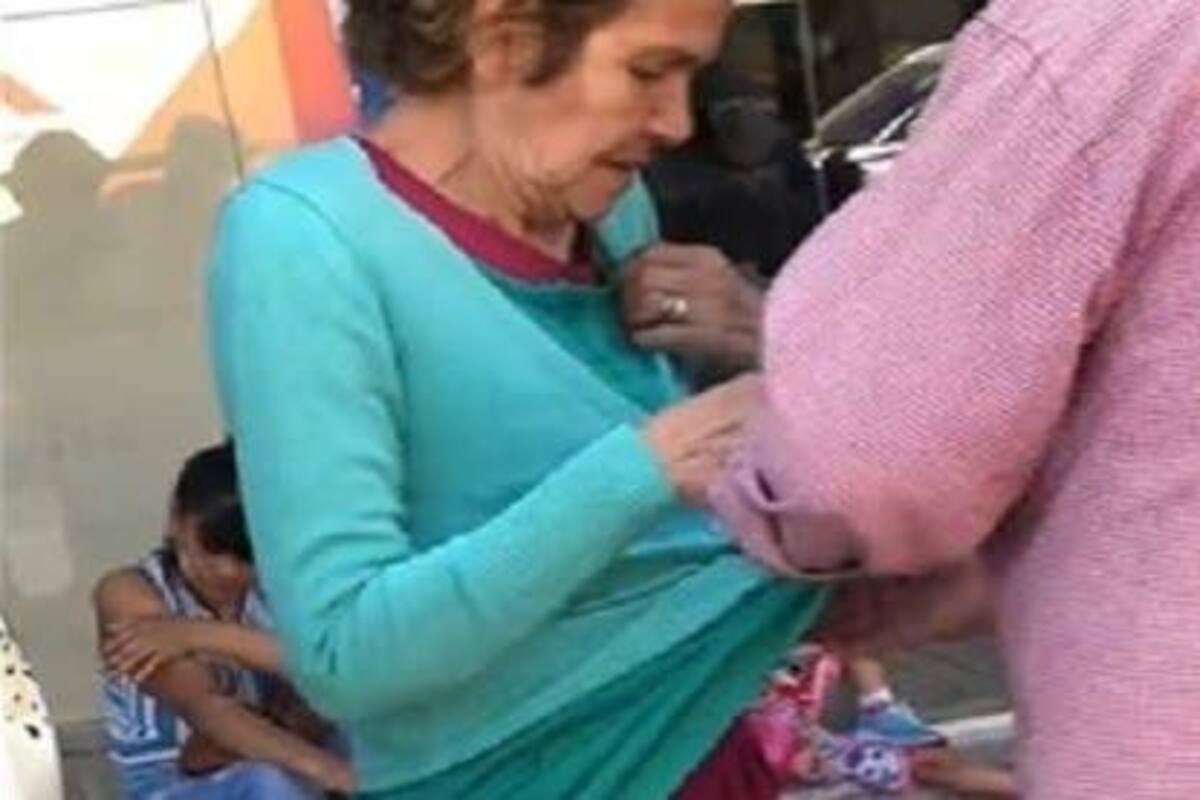 VIDEO: Se le mete una rata en su ropa mientras hacia fila en el banco