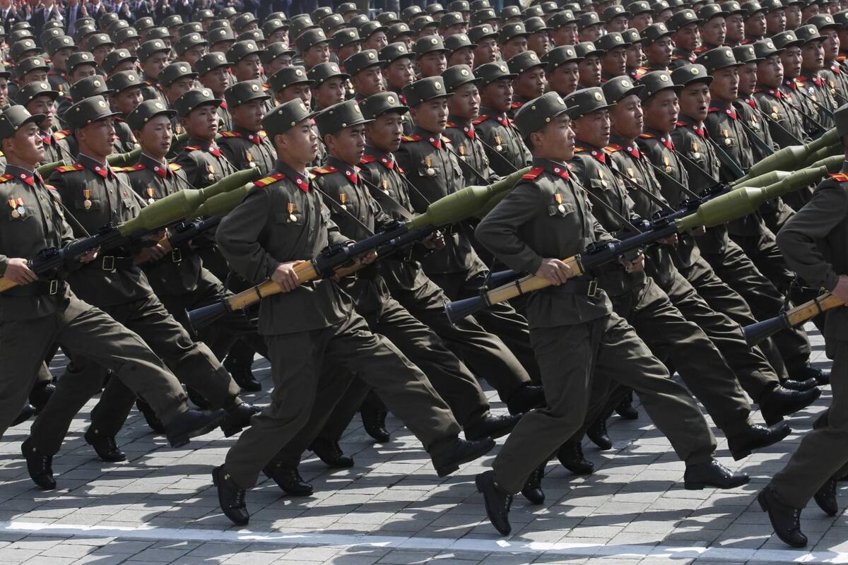 ARCHIVO: Soldados norcoreanos (que ahora acompañan a las tropas rusas) marchan durante un desfile militar masivo en la Plaza Kim Il Sung de Pyongyang para celebrar los 100 años desde el nacimiento del fundador de Corea del Norte, Kim Il Sung, el 15 de abril de 2012.| Crédto: AP/Ng Han Guan, Archivo