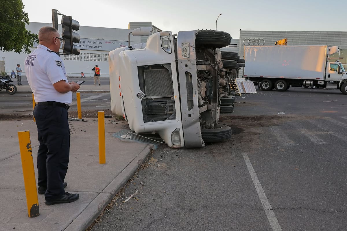 Suspenden trabajos para levantar tráiler volcado en el bulevar Abelardo L. Rodríguez