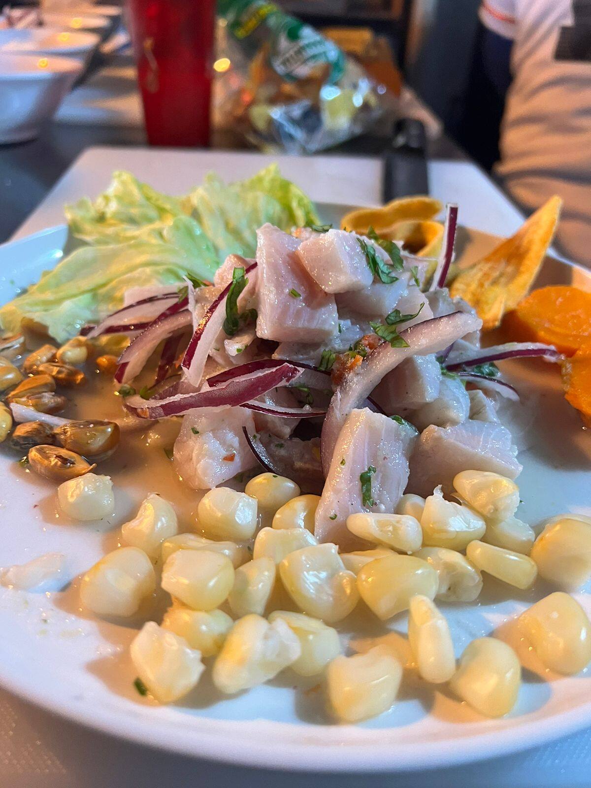 El ceviche se prepara con pescado fresco, cebolla morada, cilantro, limón, camote, lechuga y maíz. Su sabor es picante y fresco.