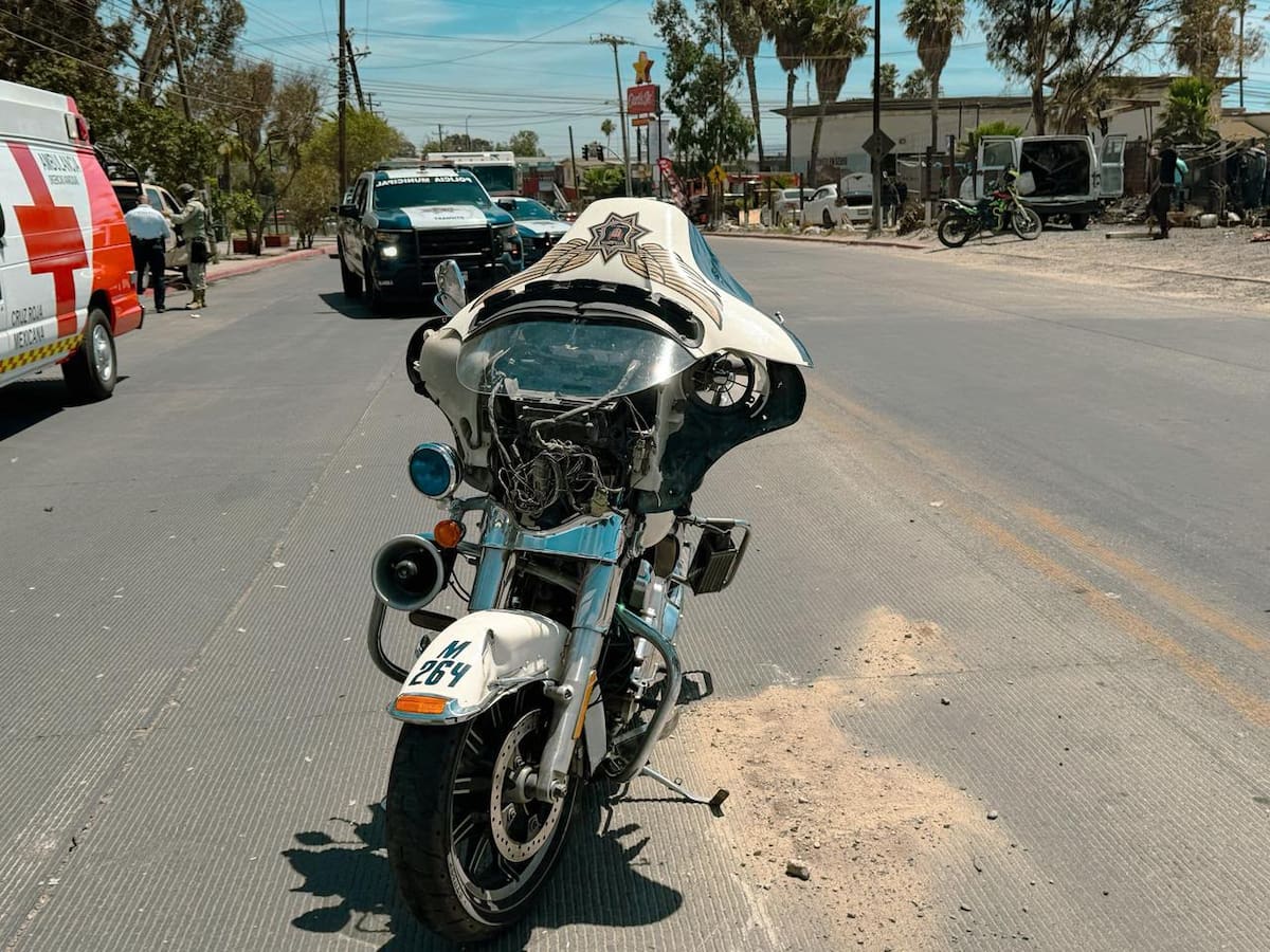 Un agente de Tránsito fue trasladado a un hospital tras un choque entre una unidad del Ejército Mexicano y una motocicleta oficial en La Mesa de Otay.
Fotos: Chris Noyola / Border Zoom.