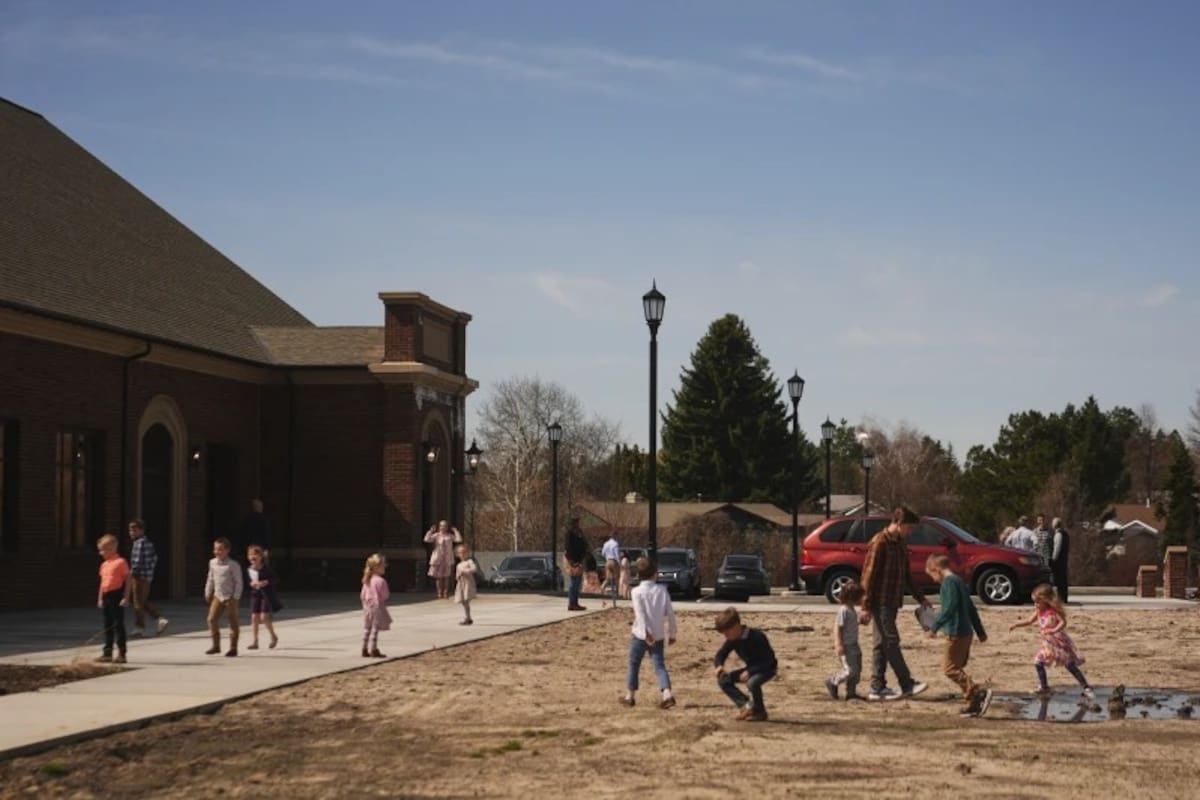 Niños caminan afuera después del servicio dominical matutino en el nuevo campus de la Iglesia de Cristo y su Escuela Logos, el domingo 6 de abril de 2025, en Moscú, Idaho. | Crédito: AP/Lindsey Wasson)