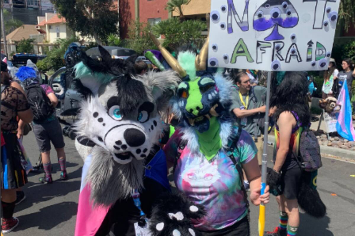 Personas Furrys marchan por día del orgullo en San Diego