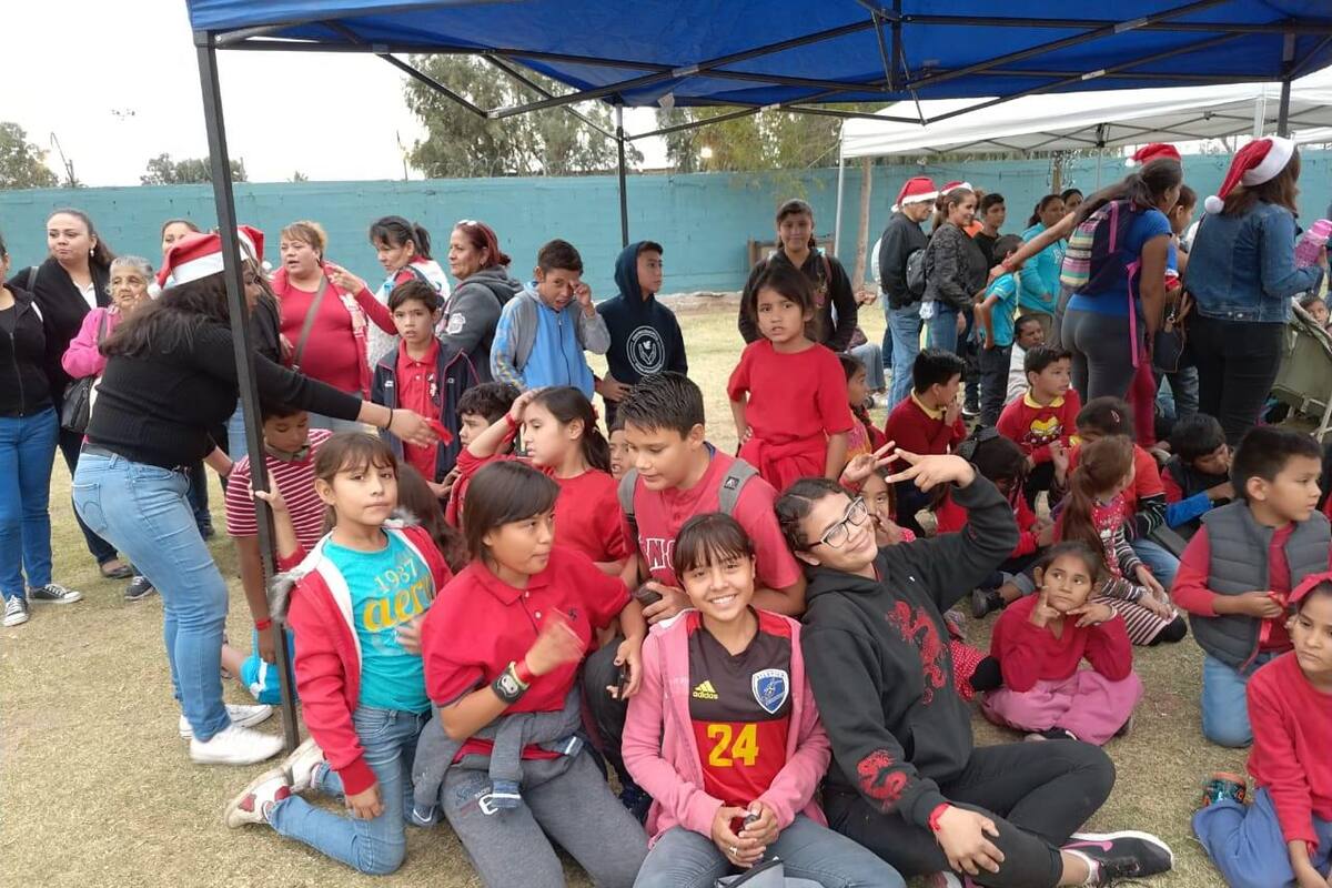 Regalan alegría a niños con posada navideña