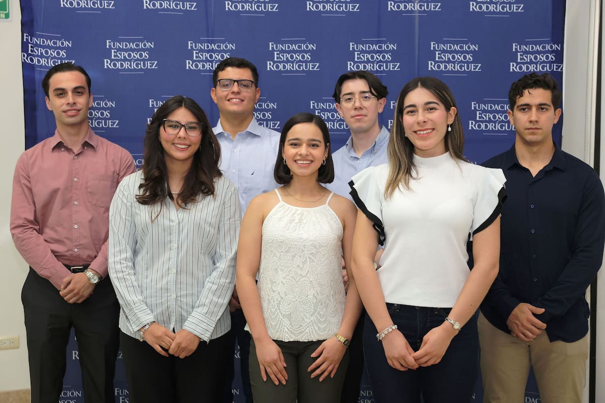 Nueve jóvenes sonorenses reciben beca de excelencia para maestrías en EU, Canadá y Europa