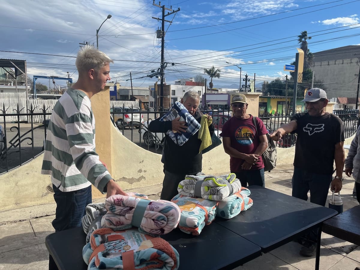 La campaña entregó 30 cobijas en Ensenada a personas en situación vulnerable que enfrentan el frío invernal. Foto: Cortesía