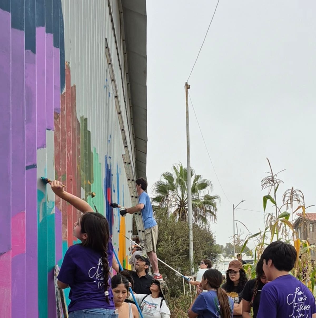 Madres y mujeres buscadoras participaron en la elaboración de un mural en el muro fronterizo de Playas de Tijuana. Foto: Michelle Castillo