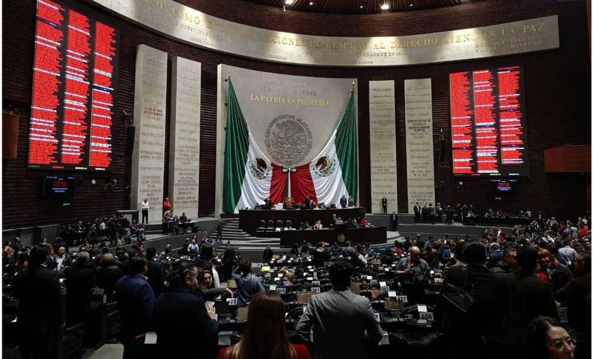 Para aplicar reformas a la Constitución de México se necesita mayoría de 66.6% en la Cámara de Diputados y Senadores.