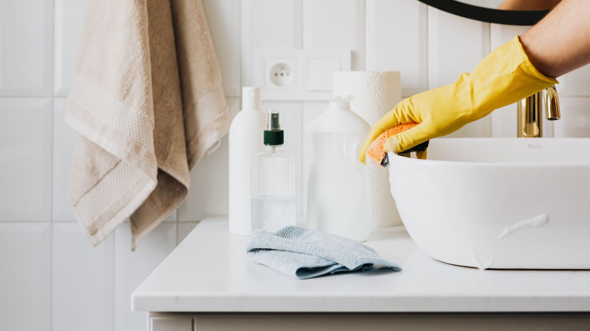 La limpieza de las rejillas del baño y la cocina es clave para evitar la acumulación de bacterias, hongos y malos olores.| Foto: Canva