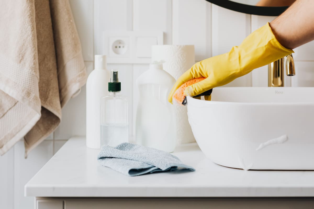 Cómo limpiar las rejillas del baño y la cocina con vinagre blanco: guía práctica para cuidar la higiene del hogar