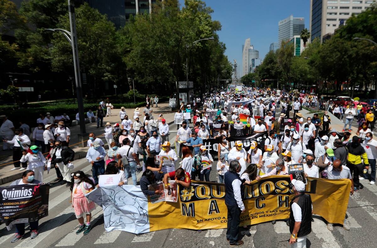 Padres y familiares de niños enfermos de cáncer marchan hoy por una de las principales avenidas de la Ciudad de México (México). EFE/ Mario Guzmán