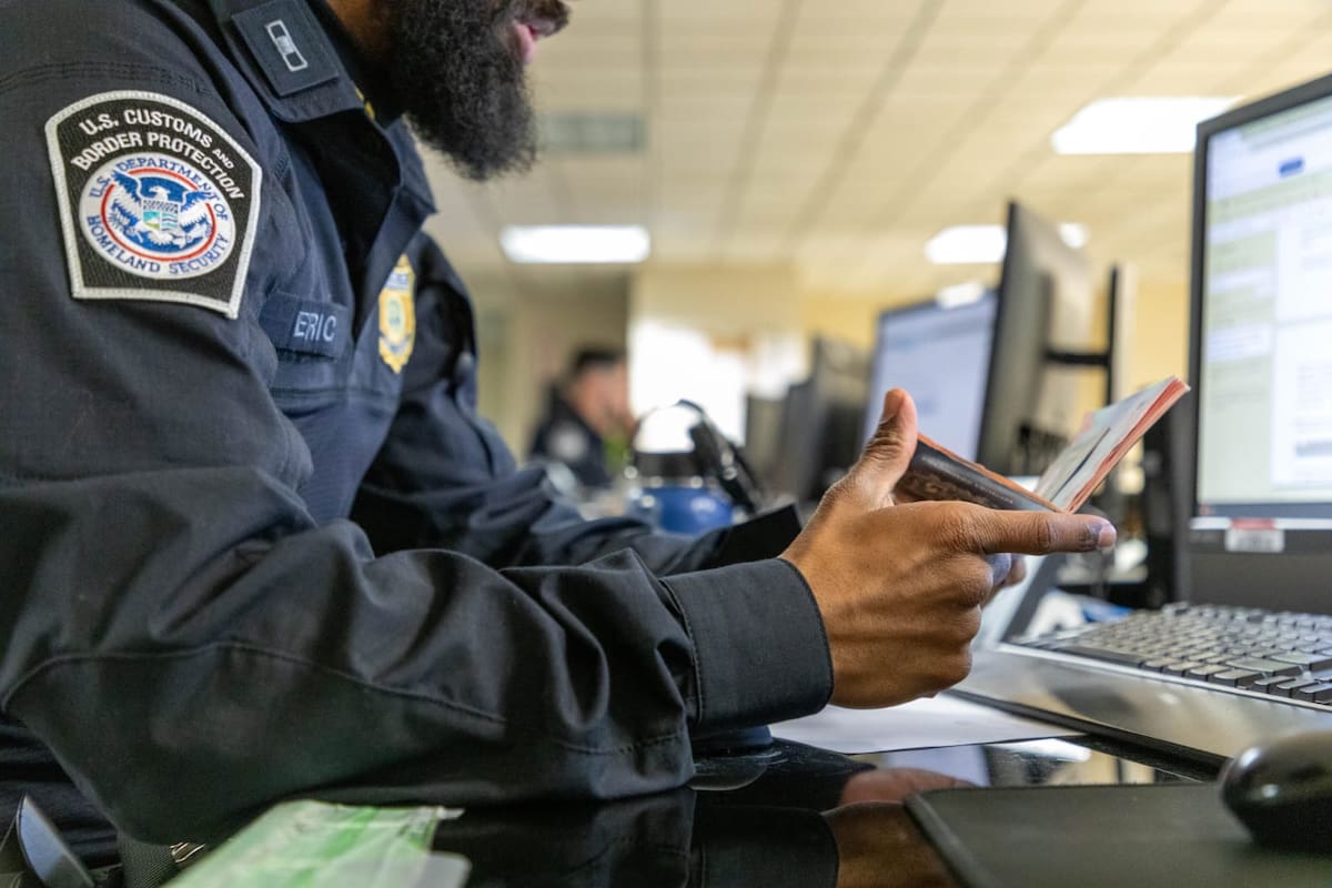 CBP reitera que puede revisar celulares al cruzar a EEUU y aclara que los agentes no pueden acceder a información almacenada en la nube