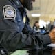 CBP aclara cómo revisa celulares en garitas de EEUU