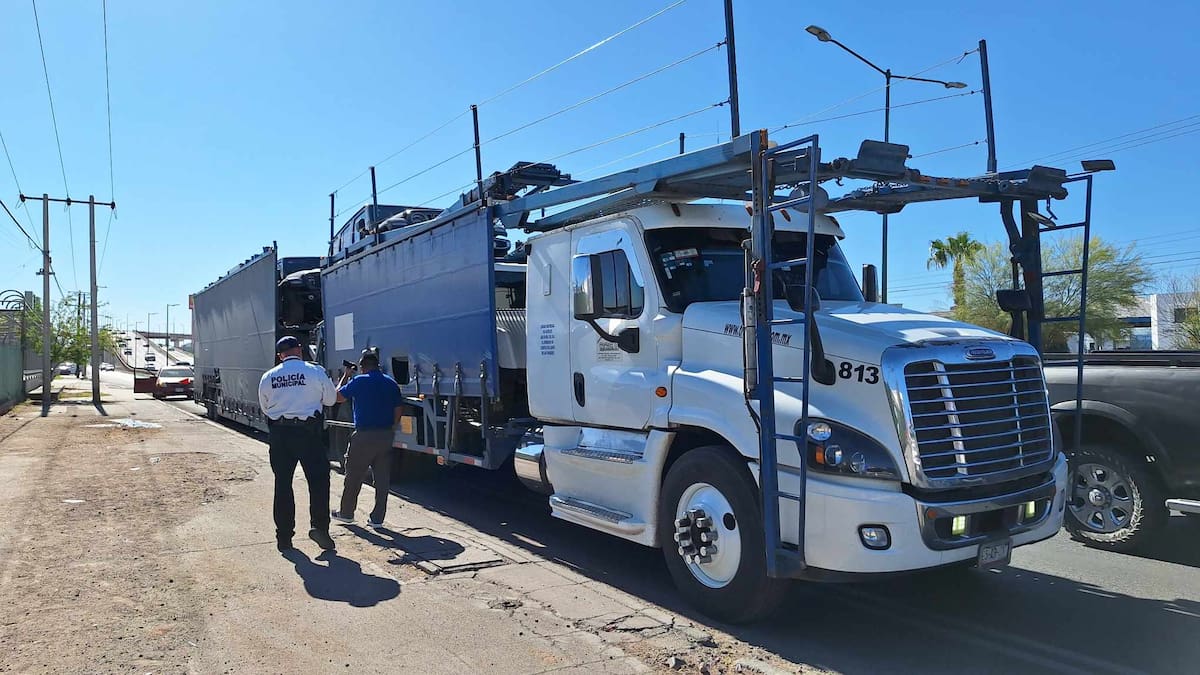 Choque entre vehículo sedán y tráiler deja una persona herida en Hermosillo / Foto: Jorge A. López