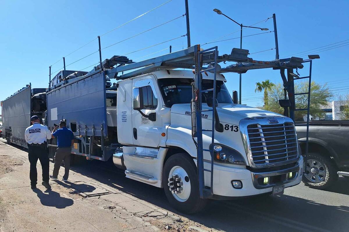 Choque entre vehículo sedán y tráiler deja una persona herida en Hermosillo