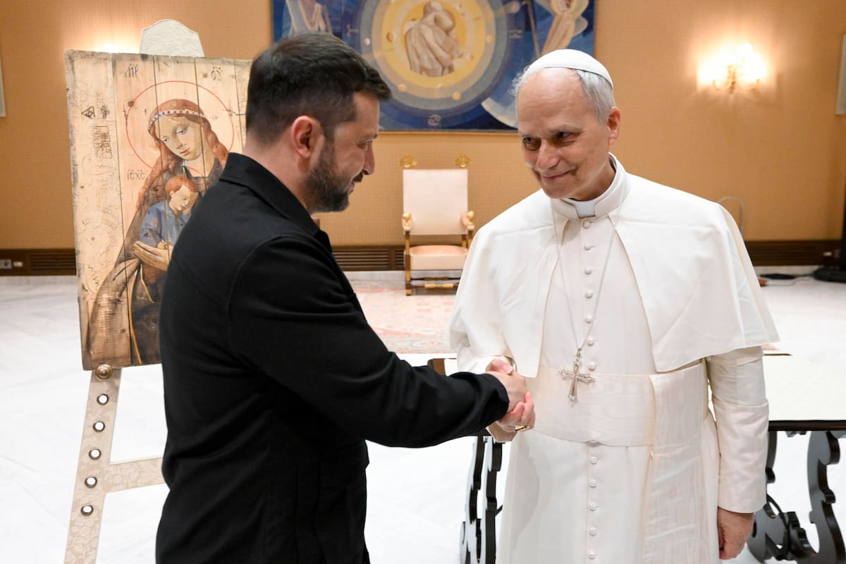 CIUDAD DEL VATICANO (VATICANO), 18/05/2025.- El papa León XIV ha recibido este domingo en una audiencia en el Vaticano al presidente de Ucrania, Volodímir Zelenski, junto a su esposa, Olena Zelenska, después de que asistiera a la misa de inicio de pontificado. EFE/Vatican Media/Simone Risoluti.