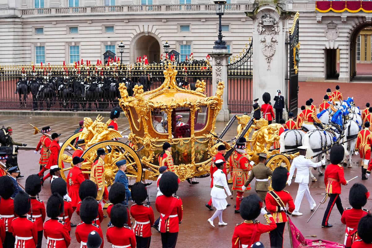 El rey Carlos III y la reina Camila de Gran Bretaña viajan en el Carruaje Dorado de Estado de regreso al Palacio de Buckingham desde la Abadía de Westminster después de la coronación en Londres, el sábado 6 de mayo de 2023. | Crédito: AP/Petr David Josek