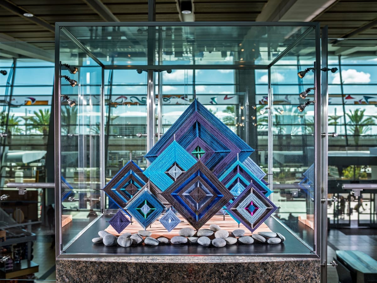 “Mirror Mirror” es una nueva exhibición temporal que se exhibe en la terminal 2 del Aeropuerto Internacional de San Diego. Foto: Cortesía