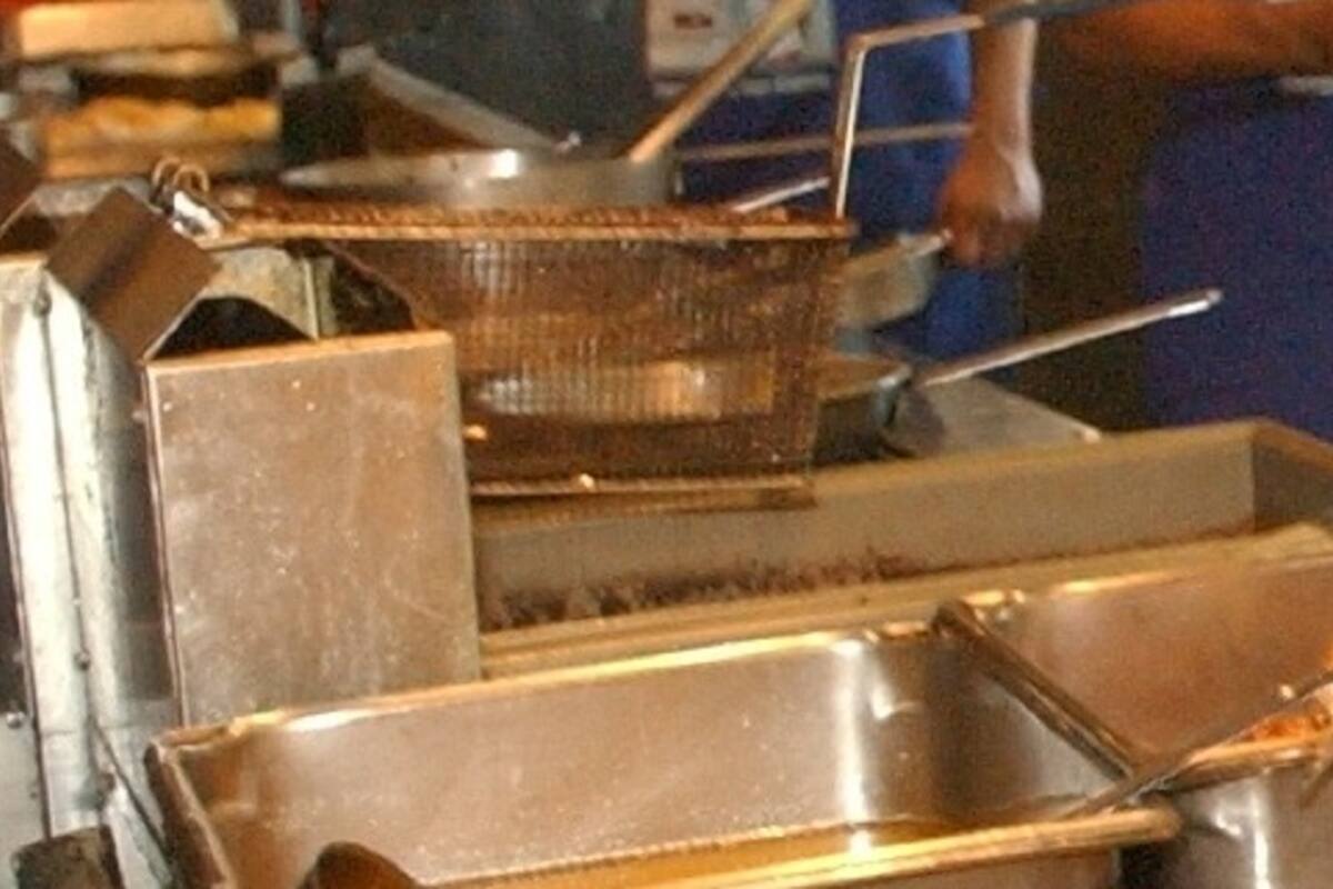 Buscan sancionar a ambulantes por tirar grasa y sólidos