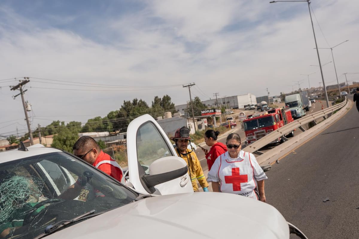 El accidente involucró tres vehículos y generó movilización de cuerpos de emergencia en la zona de Cuesta Blanca. Foto: Border Zoom