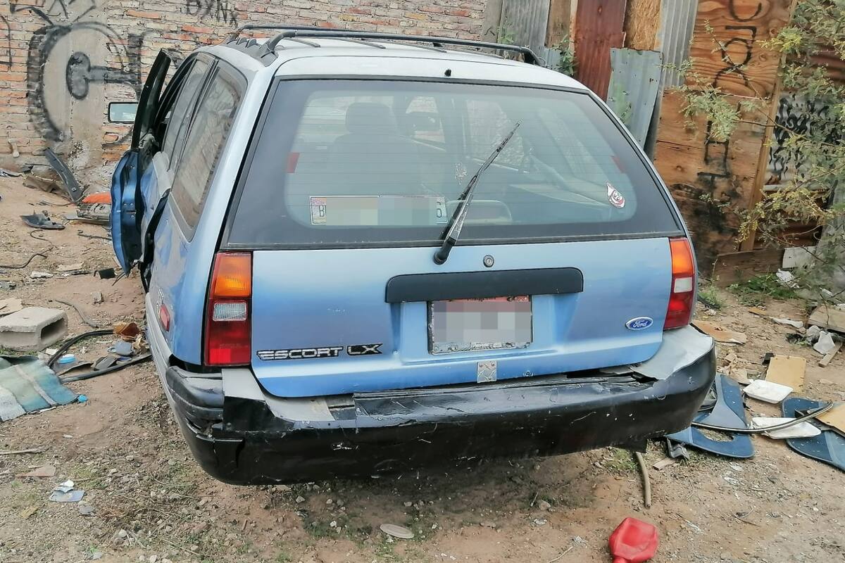 Sorprenden a hombre desmantelando auto robado en Hacienda de los Portales
