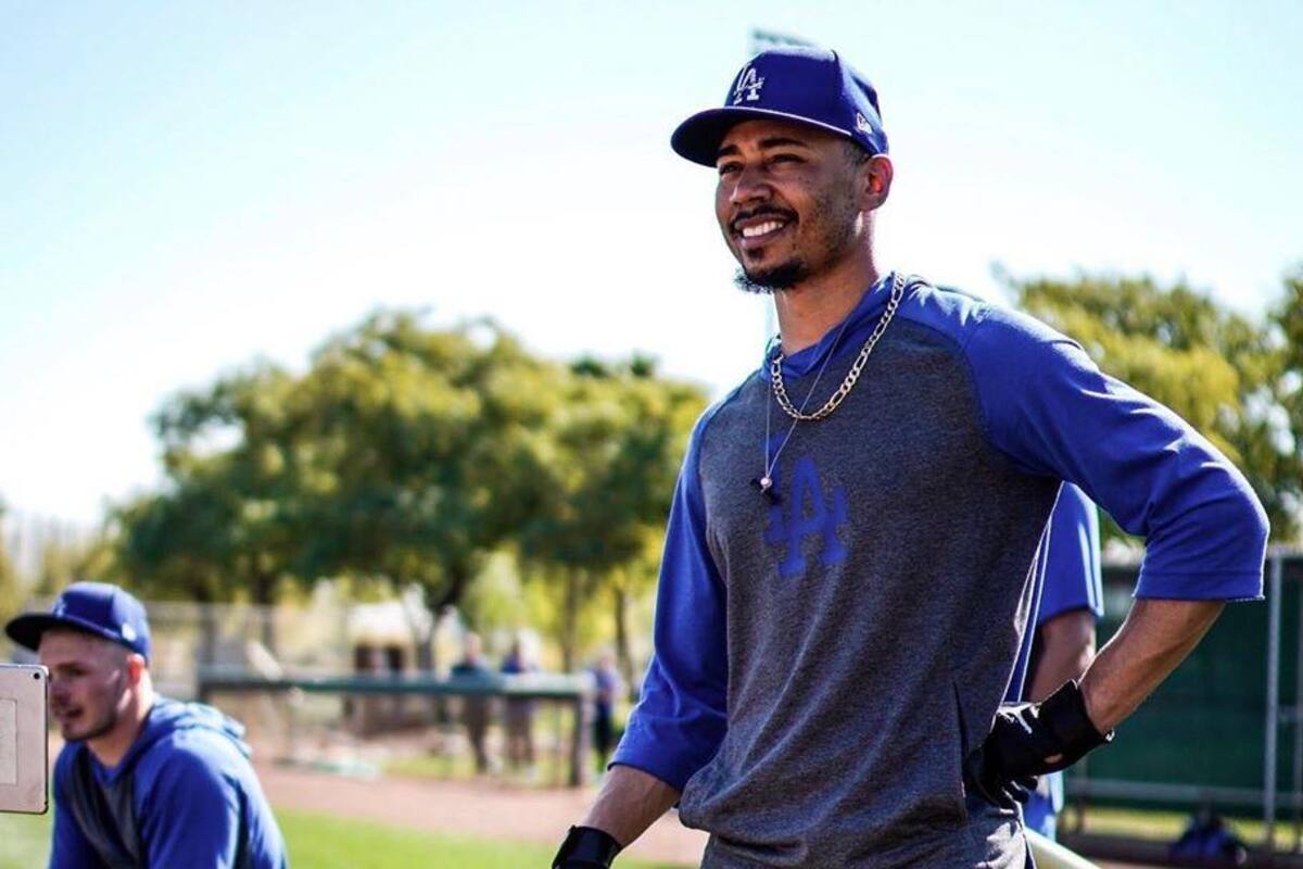 Problema estomacal impedida a Mookie Betts jugar hasta el miércoles