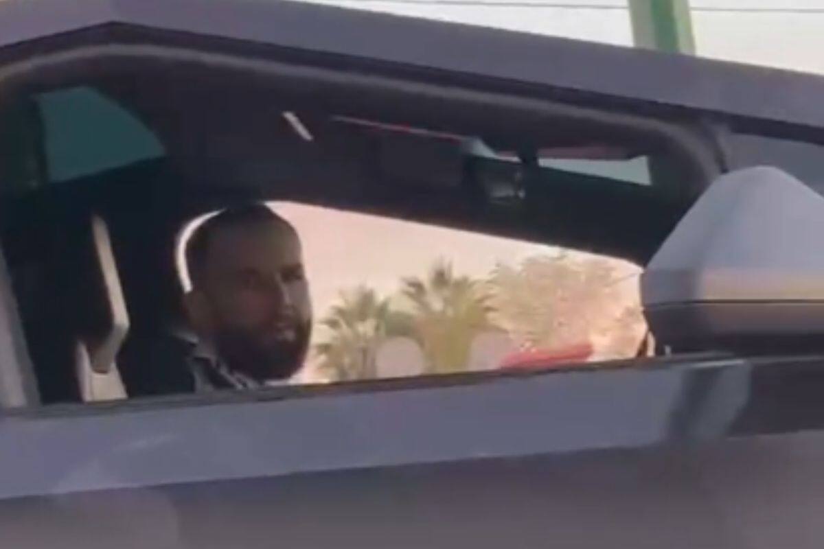 Carín León, al volante de su Tesla, protagoniza un divertido encuentro con un fan en Hermosillo