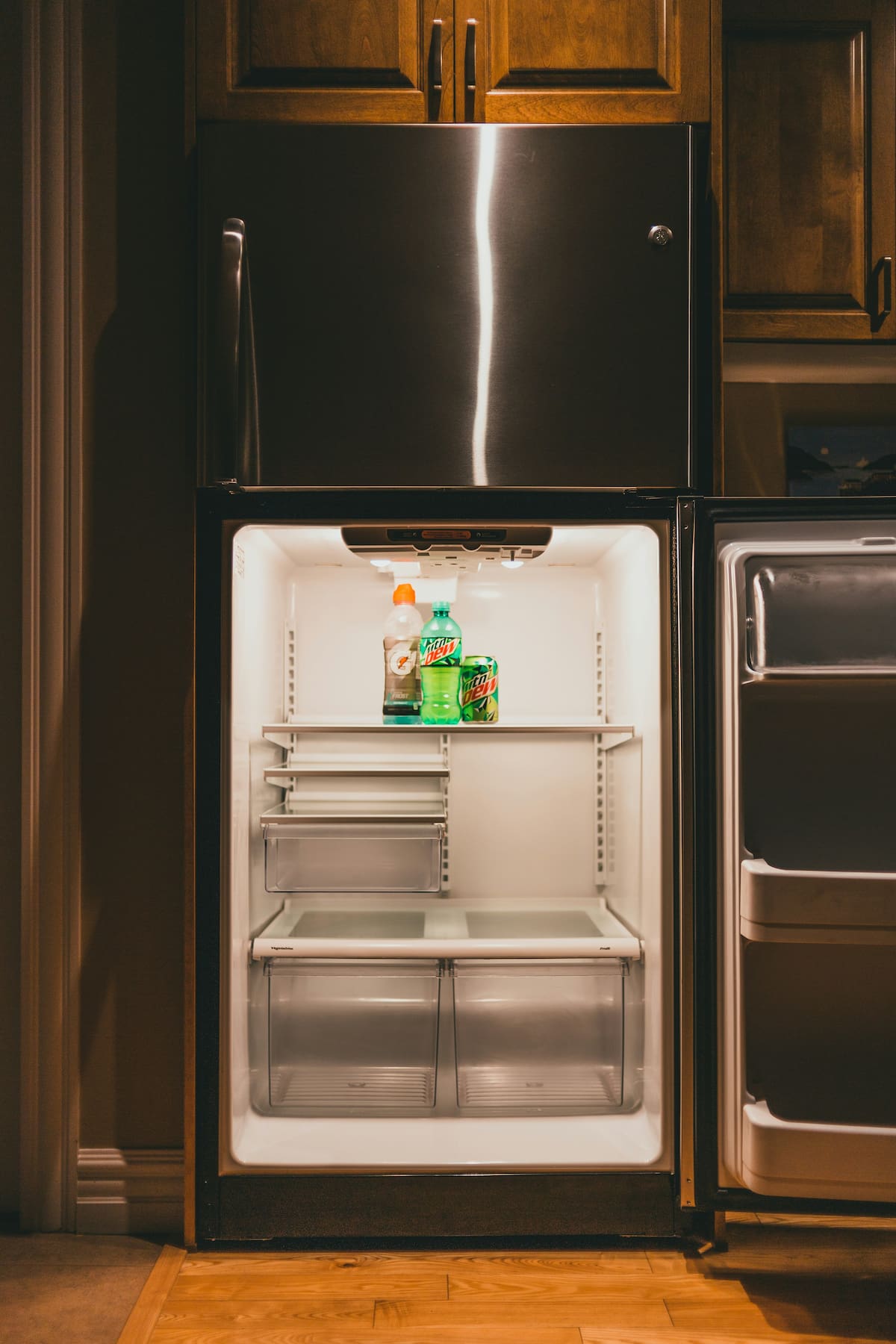 El bicarbonato, el vinagre blanco y el limón son aliados caseros eficaces para eliminar los malos olores del refrigerador sin usar químicos costosos.