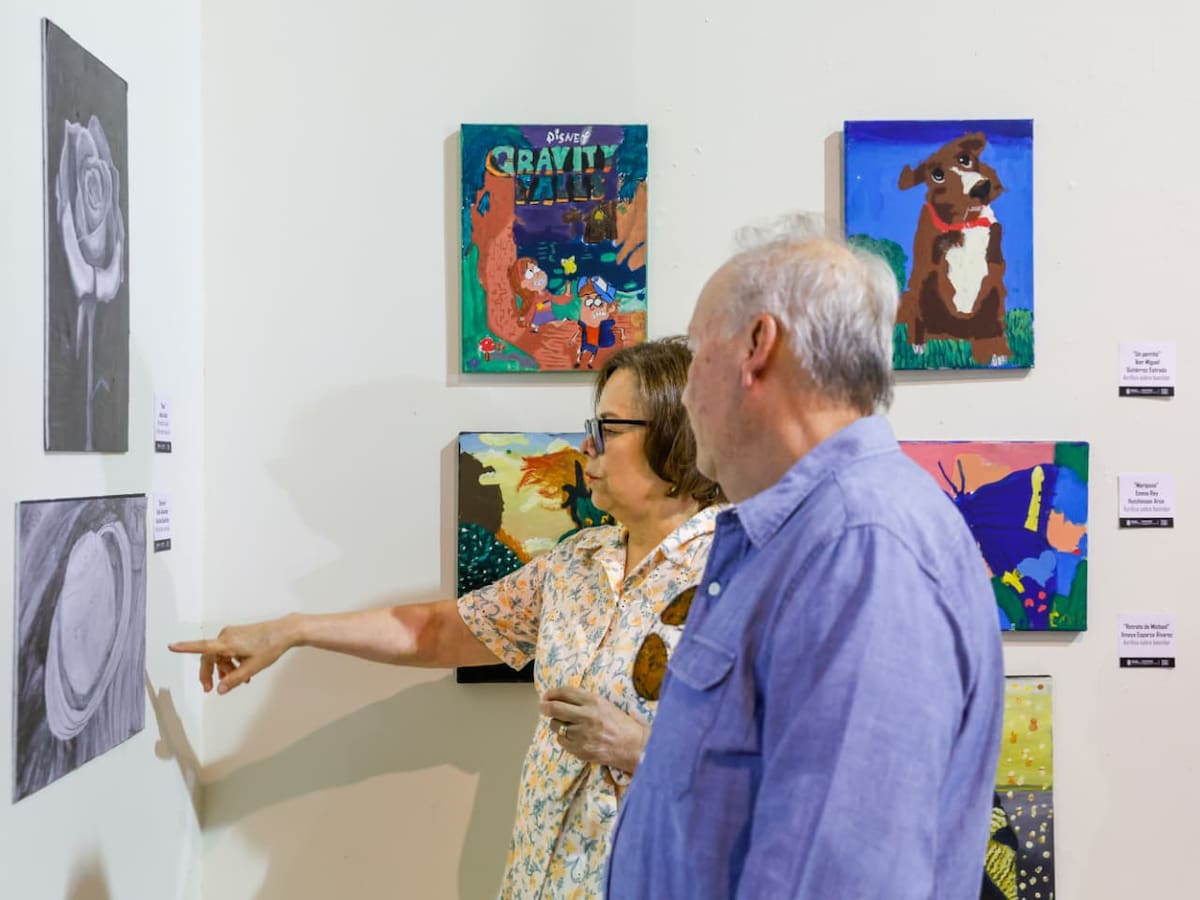 La exposición reúne piezas realizadas por alumnos de pintura, dibujo, fotografía, cerámica, mosaico y técnicas mixtas; permanecerá abierta al público hasta el 30 de agosto. Foto: Juan J. Morales