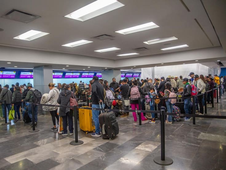 Cancelaciones masivas, pasajeros varados y más de 12 horas sin operaciones: la neblina colapsó el aeropuerto de Tijuana y dejó a cientos de viajeros durmiendo en salas de espera