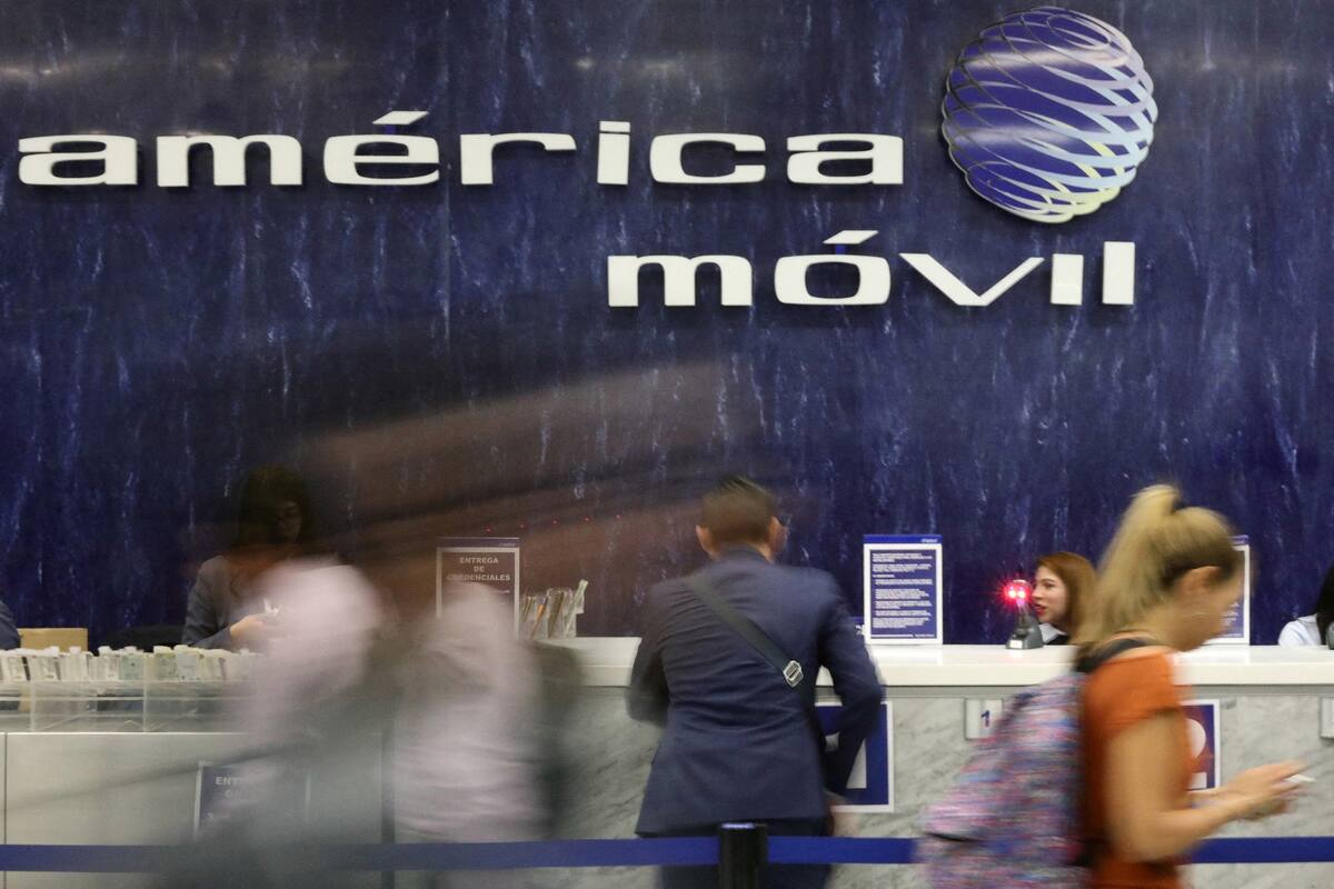 FOTO DE ARCHIVO: Logo de América Móvil en la pared de un área de recepción en las oficinas corporativas de la compañía en la Ciudad de México. 18 de mayo de 2017. REUTERS/Edgard Garrido/File Photo