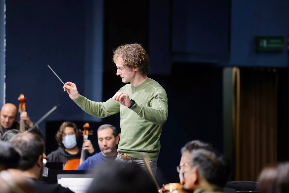 Esta noche, a la OFS la dirigirá el británico Toby Purser, como maestro invitado en el concierto de Jesús León.