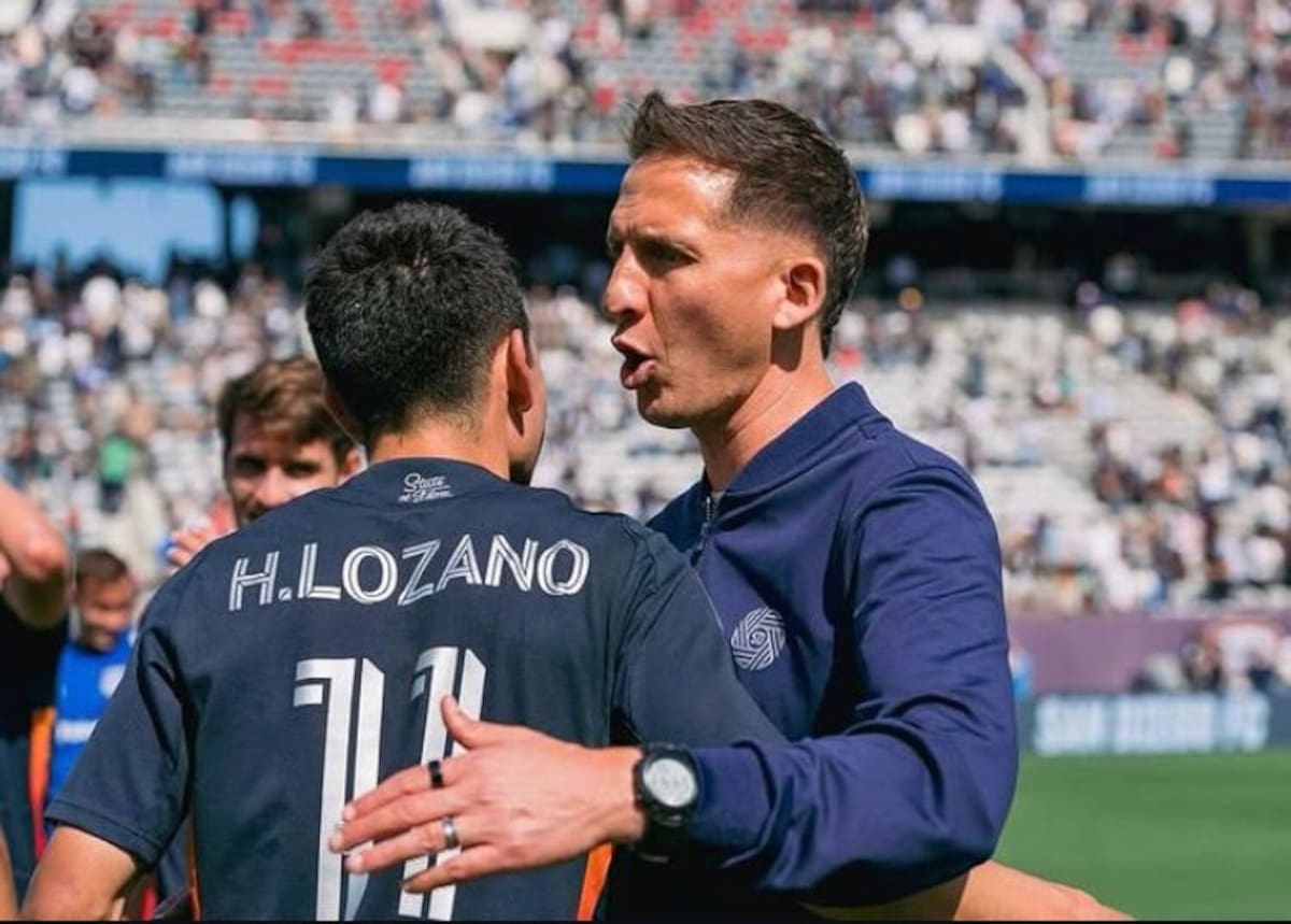 Hirving Lozano se vio obligado a publicar una disculpa para poder volver a jugar con el equipo en su debut en Playoffs de la MLS. Foto : Redes