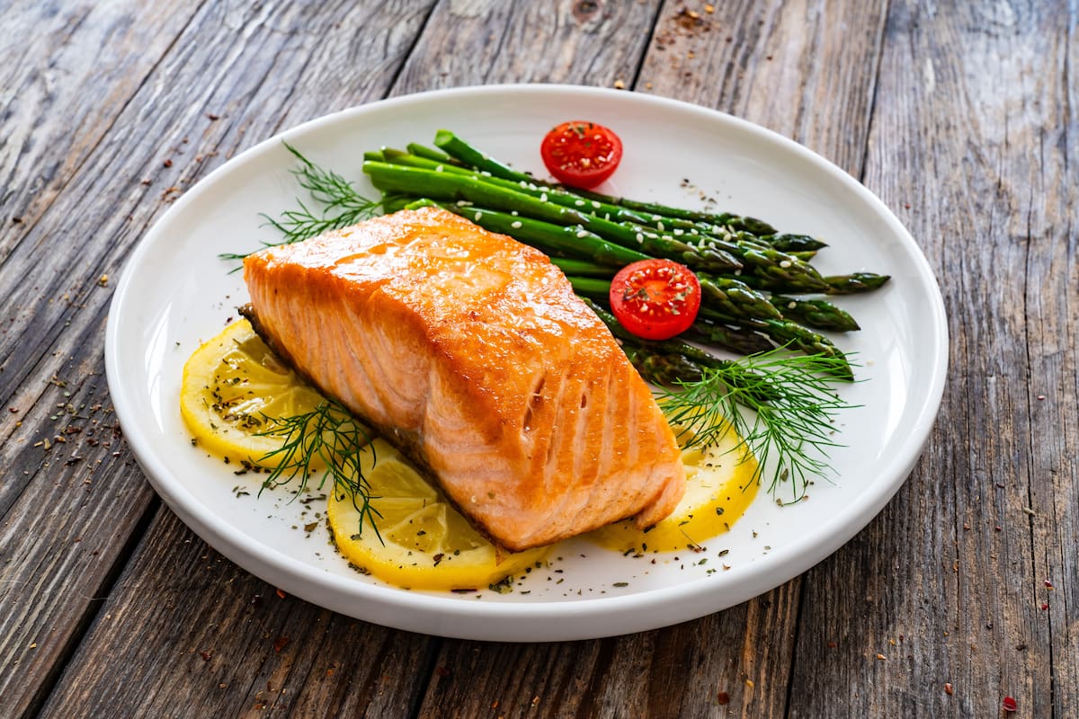 Salmón al horno con espárragos