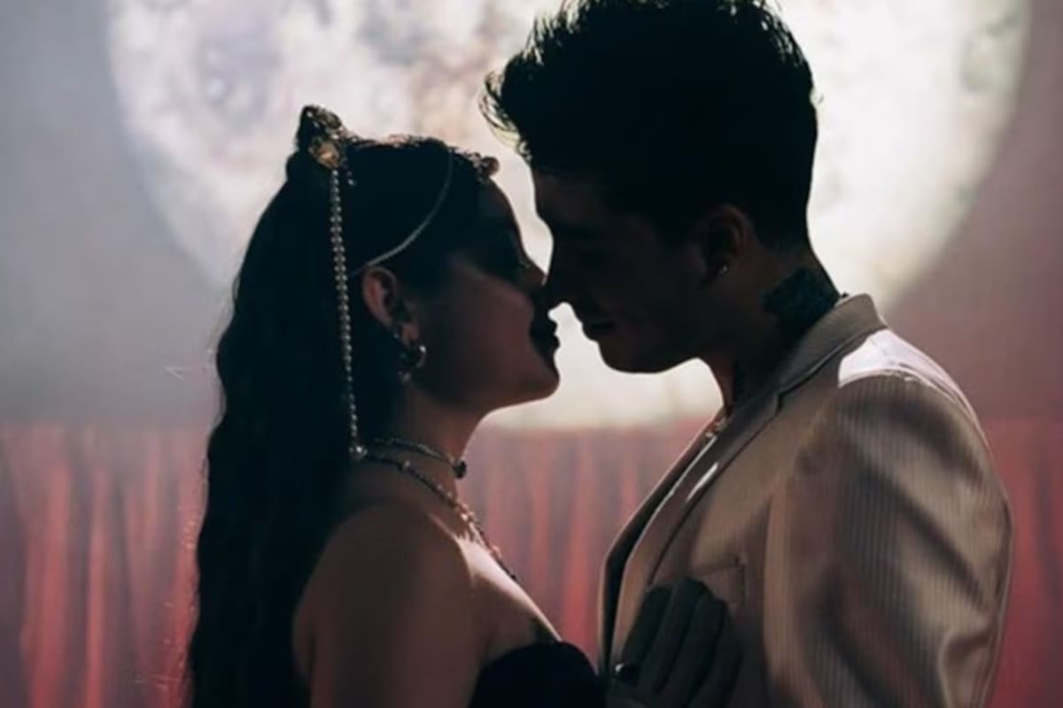 Mario Bautista y Karol Sevilla se besan en plena transmisión en vivo