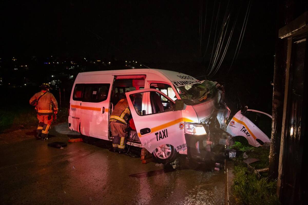 Taxista queda prensado tras fuerte choque