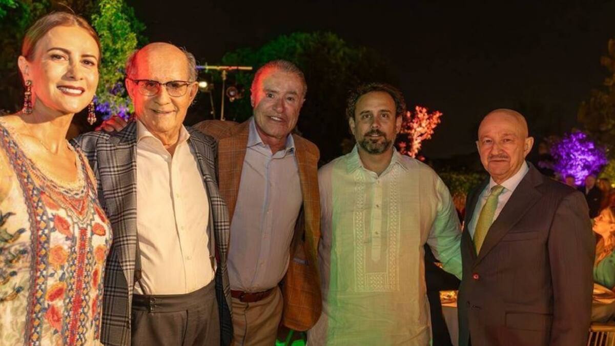 Carlos Salinas de Gortari en una fiesta en Madrid, en la foto aparece también el embajador de España, Quirino Ordaz. Foto: X/AGutierrezCanet