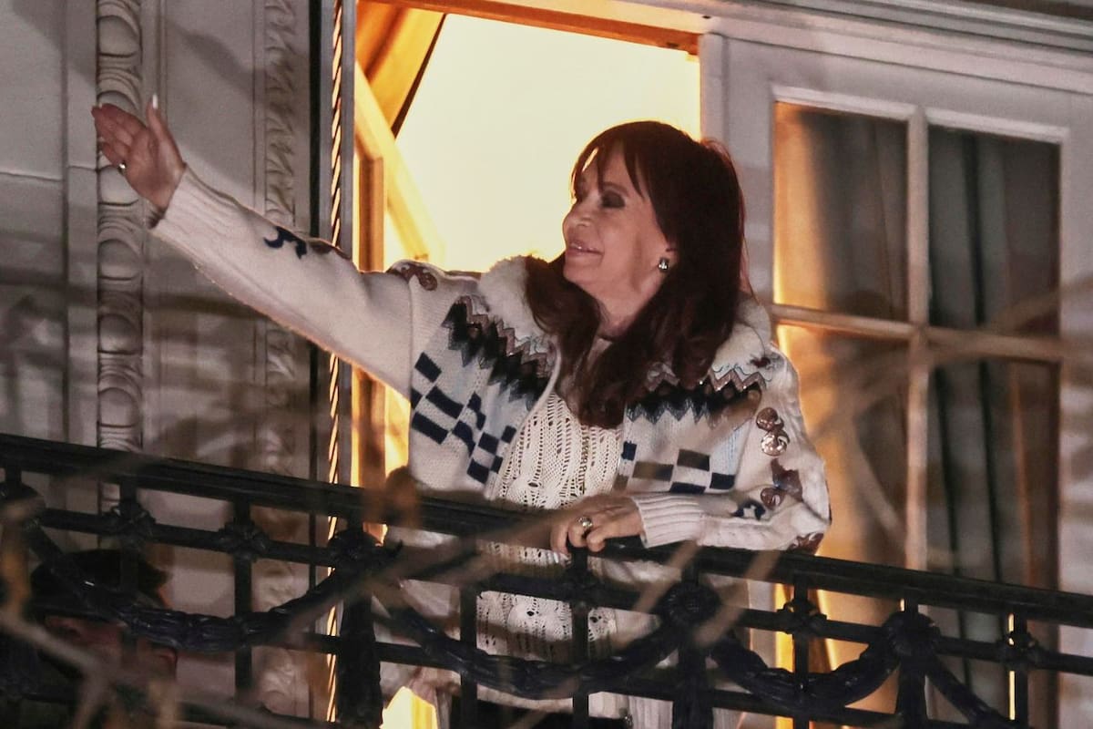 Cristina Fernández aparece en su balcón tras aclaración judicial sobre su prisión domiciliaria