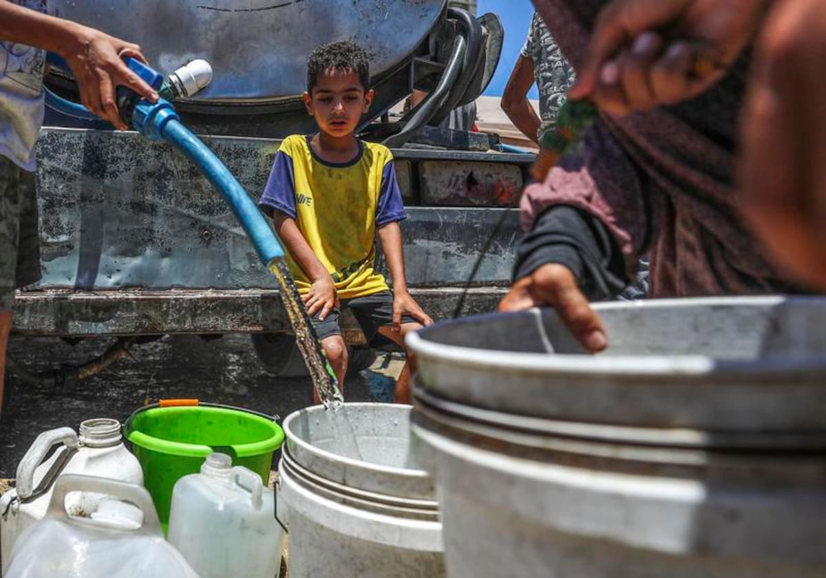 (Imagen ilustrativa) 7 de julio de 2025 de palestinos desplazados recolectando agua cerca de un refugio temporal, en la Ciudad de Gaza. (Xinhua/Mahmoud Zaki) (jg) (da) (vf)