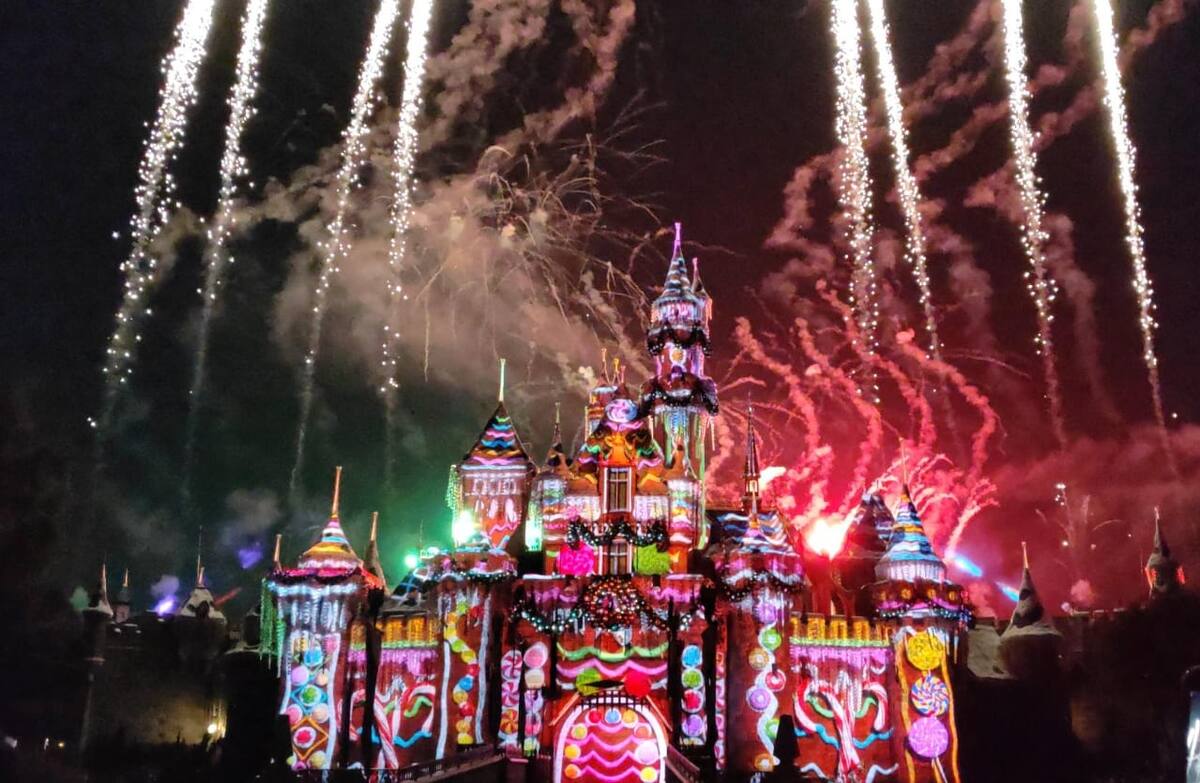 Los colores rojo y verde cubrieron el cielo del parque temático con el show de fuegos artificiales que deslumbraron a los presentes.