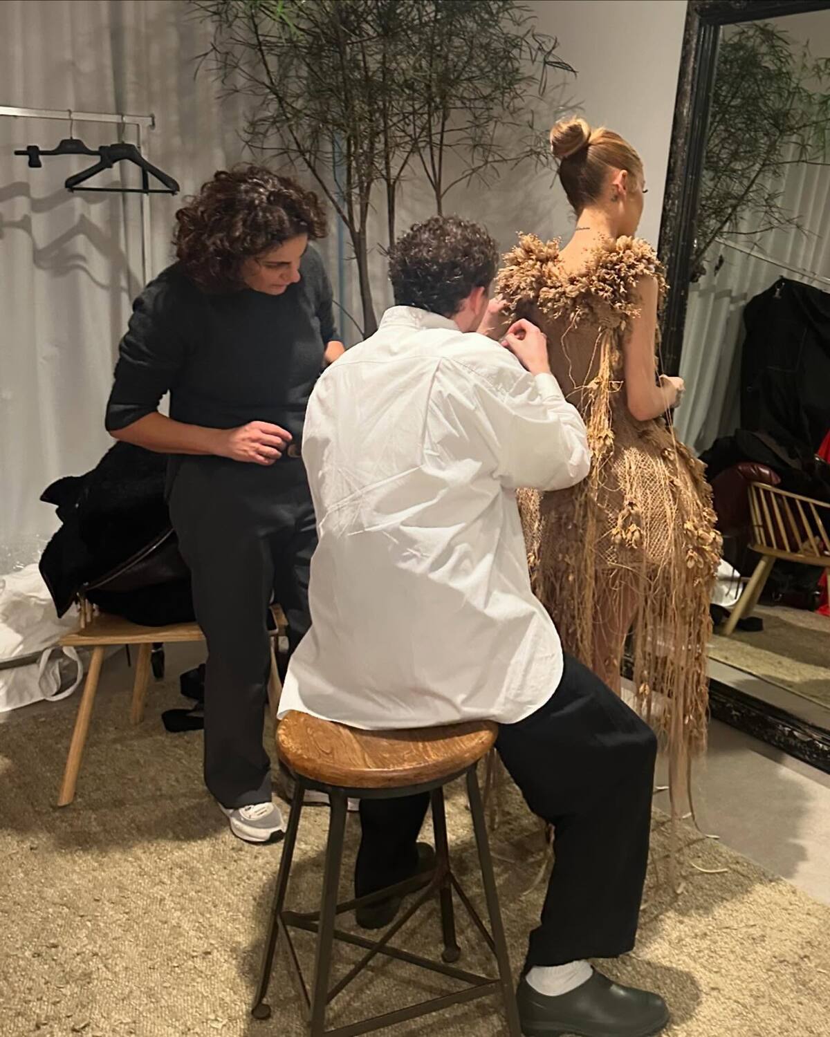Tardaron 3,800 horas en confeccionar el vestido de Ariana Grande / Instagram @arianagrande