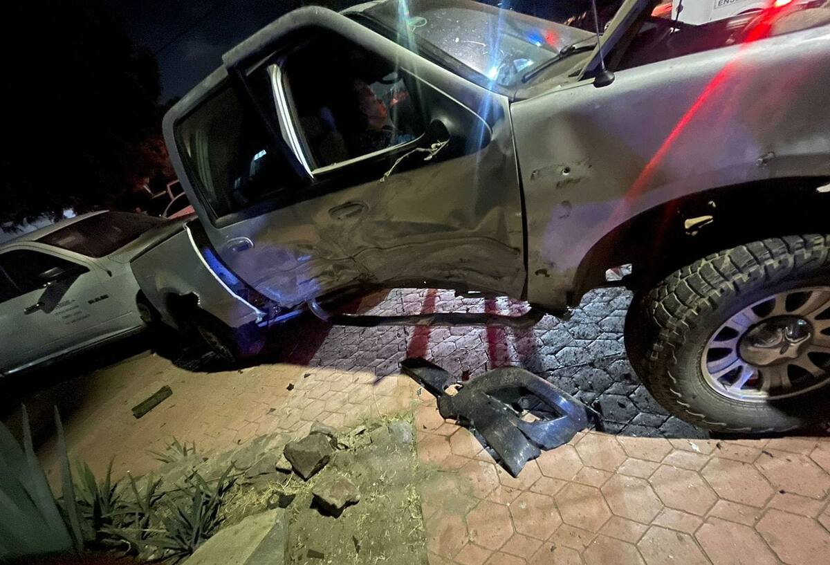 Dos parejas que viajaban en los vehículos, una de ellas de adultos mayores, tuvieron que ser trasladadas a un hospital.