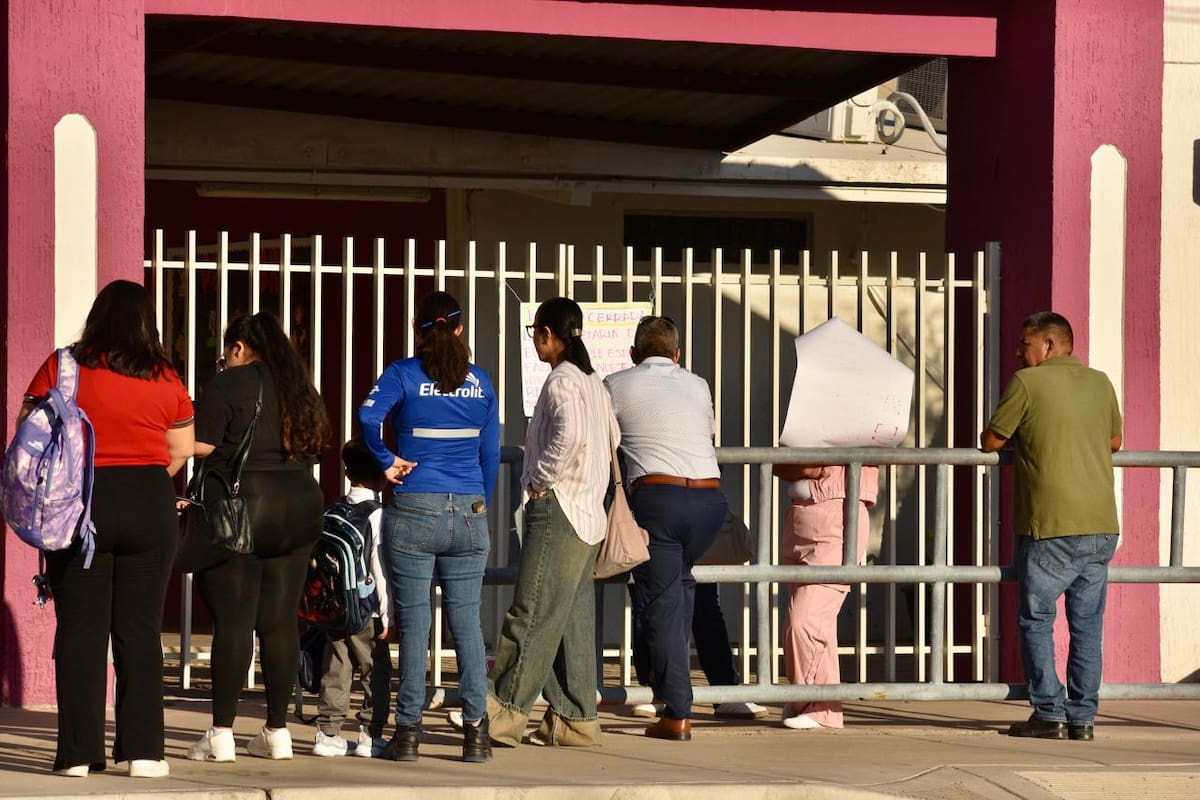 Niegan padres acceso a alumnos de primaria