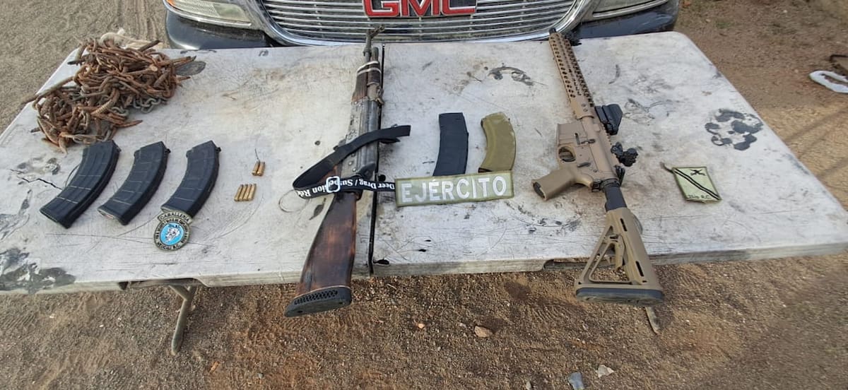 Elementos militares decomisaron dos armas largas, dos vehículos, cinco cargadores y 27 cartuchos en un recorrido de vigilancia; el caso quedó a cargo de la Fiscalía General de la República. Foto. Cortesía