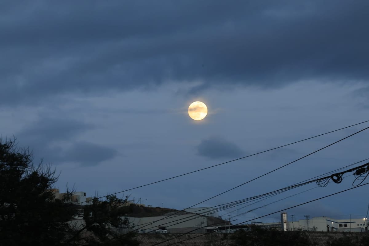 Tras varios días de precipitaciones, los habitantes de Tijuana observaron la primera Luna llena de 2026, conocida como la “Luna de Lobo. Foto: Sergio Ortiz