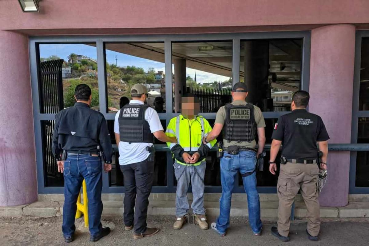 Autoridades estadounidenses entregan a presunto homicida